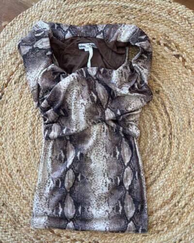 remera cuello volcado